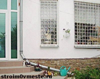 решетки на окнах дома