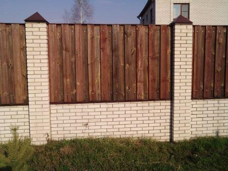 кирпично-деревянный забор